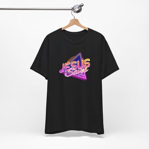 1980年代のヴィンテージスタイル、イエスがクリスチャンを救うTシャツ - 宗教的な信者へのレトロな信仰ファッションギフトTシャツ