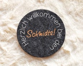 Personalisierte Filzuntersetzer mit Familiennamen – Einzigartige Untersetzer für Zuhause & Esszimmer, ideales Einzugsgeschenk