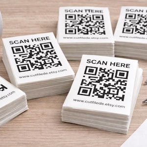 QR Code Aufkleber 57x76 mm – Scan Me Sticker mit Wunschlink | Social Media QR Etikett | Business Marketing Sticker | Individuell & Modern