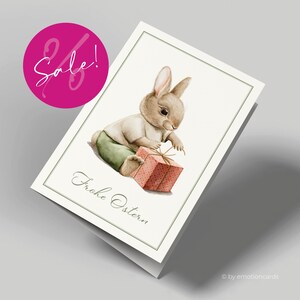 VERKOOP | Leuke paaskaart (vouwkaart) | Babykonijn pakt cadeautje uit | Premium karton | Incl. hoes | Grote kaart (170 mm x 115 mm)