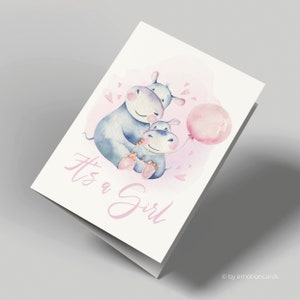 Carte de voeux | Carte de naissance | C'est une fille | Famille d'hippopotames heureuse avec un ballon rose | Carte de naissance fille | Avec enveloppe rose