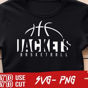 Può includere: T-shirt nera con un design di basket bianco. Il design include la parola "JACKETS" sopra "BASKETBALL". La maglietta ha anche il testo "EASY TO USE" e "EASY TO CUT" con "SVG- PNG" in uno striscione rosso.