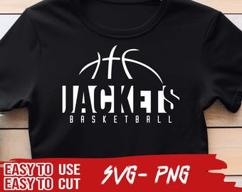 Op de afbeelding: Zwart T-shirt met een wit basketbalontwerp. Het ontwerp bevat het woord "JACKETS" boven "BASKETBALL". Het shirt heeft ook de tekst "EASY TO USE" en "EASY TO CUT" met "SVG- PNG" in een rode banner.