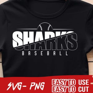 Puede incluir: Camiseta negra con la inscripción blanca "SHARKS BASEBALL" y una imagen de béisbol. En la parte inferior, una pancarta roja muestra "SVG- PNG" y "EASY TO USE EASY TO CUT".
