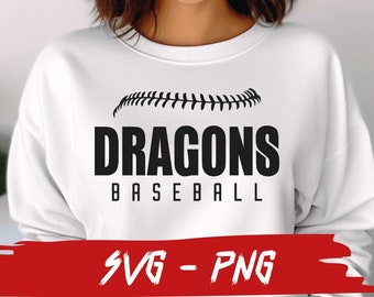 以下が含まれることがあります： 「DRAGONS BASEBALL」の黒い文字がプリントされた白いスウェットシャツ。上部には野球の縫い目のデザインがあります。テキスト「SVG - PNG」は、下の赤いバナーに表示されています。