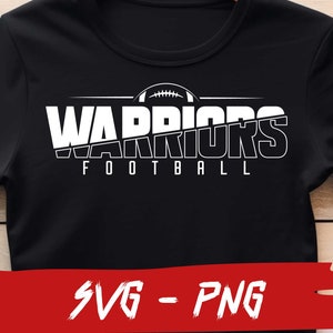 Puede incluir: Camiseta negra con texto blanco que dice "WARRIORS FOOTBALL" con un gráfico de fútbol sobre el texto.