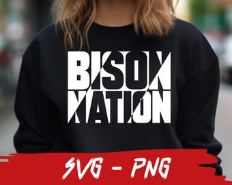 Könnte beinhalten: Schwarzes Sweatshirt mit dem Schriftzug "BISON NATION" in großen, weißen, fetten Blockbuchstaben mit geometrischem Design. Darunter ein rotes Banner mit der Aufschrift "SVG - PNG" in Weiß.
