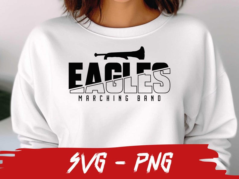Pu&ograve; includere: Felpa bianca con un design grafico bianco e nero che dice "Eagles Marching Band" con un grafico di tromba.