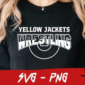 Puede incluir: Sudadera negra con las palabras "YELLOW JACKETS WRESTLING" en letras blancas. El diseño incluye un gráfico de tapete de lucha. La parte inferior de la imagen tiene el texto "SVG - PNG" en blanco sobre una pancarta roja.