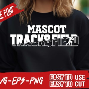 Op de afbeelding: Zwart sweatshirt met witte tekst die "MASCOT TRACK & FIELD" luidt, met een afbeelding van een hardlopende figuur. De tekst "FREE FONT" staat in een rood kader linksboven. De tekst "SVG-EPS-PNG EASY TO USE EASY TO CUT" staat in een rood kader onderaan de afbeelding.