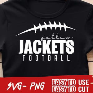 Op de afbeelding: Zwart T-shirt met een witte voetbalafbeelding en de tekst "Yellow Jackets Football".