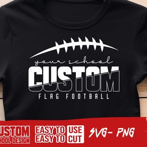 Könnte beinhalten: Schwarzes T-Shirt mit einem weißen Football-Design und den Worten "your school CUSTOM FLAG FOOTBALL". Unter dem Design stehen die Worte "CUSTOM EASY TO USE SCHOOL DESIGN EASY TO CUT SVG- PNG."
