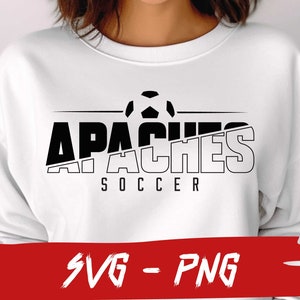 Puede incluir: Una sudadera blanca con un diseño gráfico en blanco y negro que dice "APACHES SOCCER" con un gráfico de balón de fútbol.