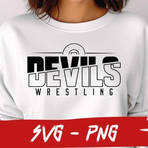 Puede incluir: Una sudadera blanca con un diseño gráfico negro que dice "Devils Wrestling" con un logotipo de lucha estilizado sobre el texto.