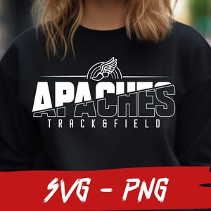 Puede incluir: Sudadera negra con texto blanco que dice "APACHES TRACK & FIELD" y una imagen estilizada de un pie alado.