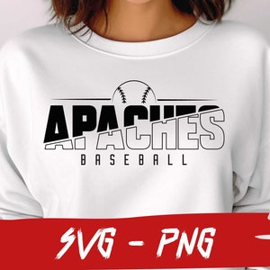 Puede incluir: Sudadera blanca con un diseño gráfico en blanco y negro que dice "APACHES BASEBALL" con un gráfico de béisbol sobre el texto.