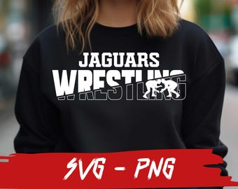 Puede incluir: Sudadera negra con las palabras "JAGUARS WRESTLING" en letras blancas. Un gráfico de dos luchadores está en el centro. La parte inferior de la imagen tiene una pancarta roja con "SVG - PNG" en blanco.