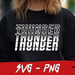 Könnte beinhalten: Schwarzes Sweatshirt mit dem dreimal wiederholten Wort "THUNDER" in Weiß, übereinander gestapelt. Der Text ist in einer fetten, serifenlosen Schrift mit einem leichten Verlaufseffekt gehalten. Das Sweatshirt ist ein beliebtes Design für Fans von Sport und Musik.
