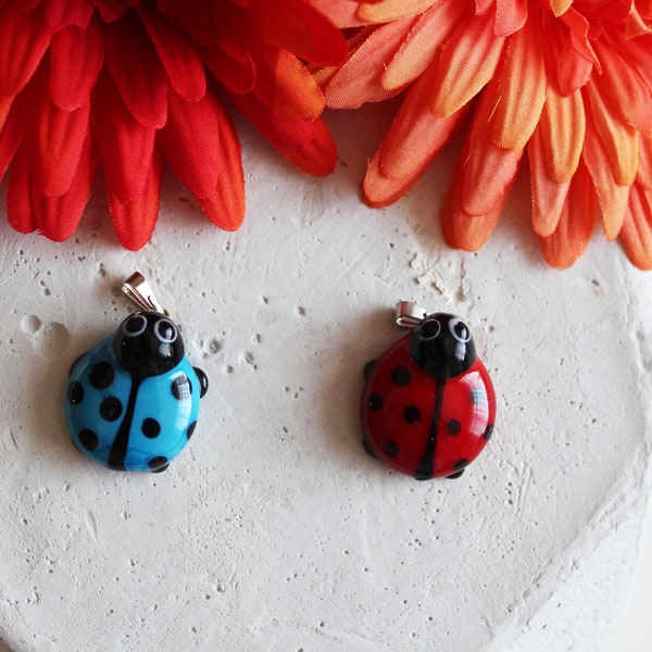 Pendentif coccinelle en verre de Murano, miniature coccinelle en verre soufflé, bijoux porte-bonheur, ornement animal au chalumeau, sculpture de coccinelle