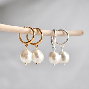 Pearl Hoop Earring Huggie Hoop Earring Pearl Dangle Earring Pearl Drop Earring Minimalist Earring Wedding Earring zdjęcie 1