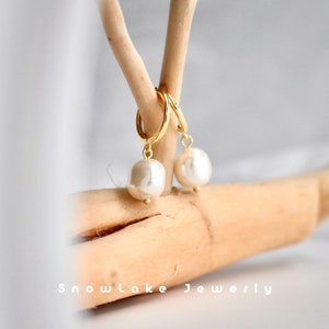 Pearl Hoop Earring Huggie Hoop Earring Pearl Dangle Earring Pearl Drop Earring Minimalist Earring Wedding Earring zdjęcie 2