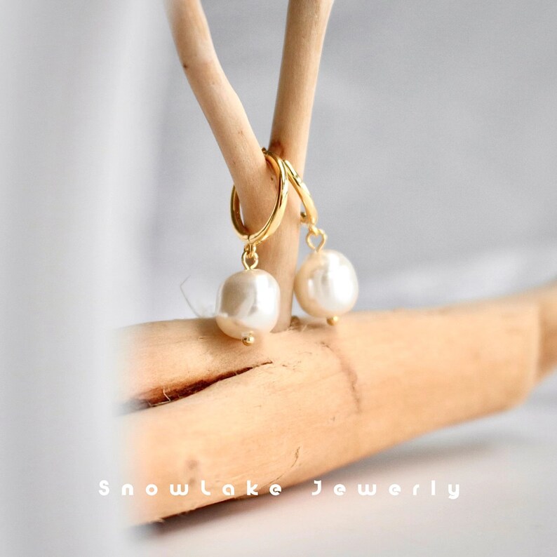 Pearl Hoop Earring Huggie Hoop Earring Pearl Dangle Earring Pearl Drop Earring Minimalist Earring Wedding Earring zdjęcie 2