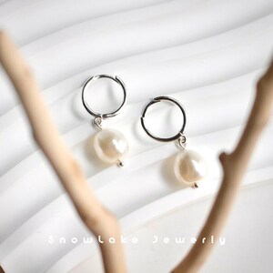 Pearl Hoop Earring Huggie Hoop Earring Pearl Dangle Earring Pearl Drop Earring Minimalist Earring Wedding Earring zdjęcie 9