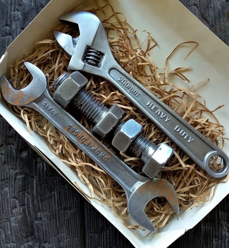 Repair set fine Belgium chocolate, Wrench Shaped Unique handmade chocolate, Christmas Chocolate, Gift Father imagem 1