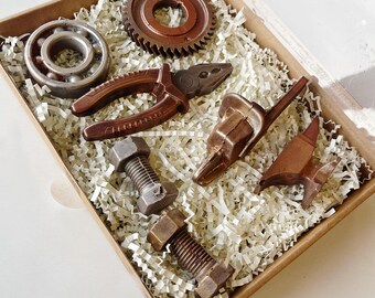 Enclume chocolat, machine à découper le bois surprise chocolat. Chocolat fait main unique, chocolat de Noël, cadeau de Noël pour lui, cadeau de fête des pères