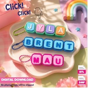 Puede incluir: Etiquetas de nombre coloridas que deletrean Jyla, Brent y Mau. Cada etiqueta presenta una combinación de colores diferente, con letras en colores contrastantes. Las palabras "Click! Click!" están en la esquina superior izquierda. Las palabras "DIGITAL DOWNLOAD" y "No physical item will be shipped" están en la parte inferior.
