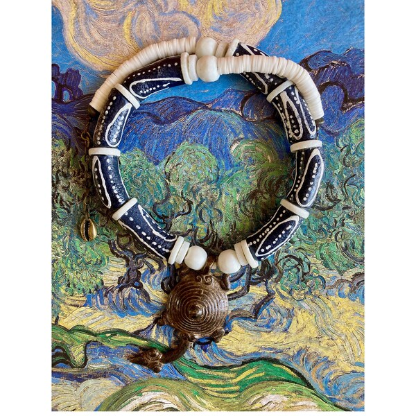 Collier bleu marine et blanc africain ethnique tribal unisexe de perles de verre et bakélite avec pendentif en bronze