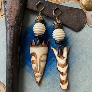 Bijoux Ethniques Anciens En Ivoire Africain - Broche Et Boutons - Motif Tête De Femme