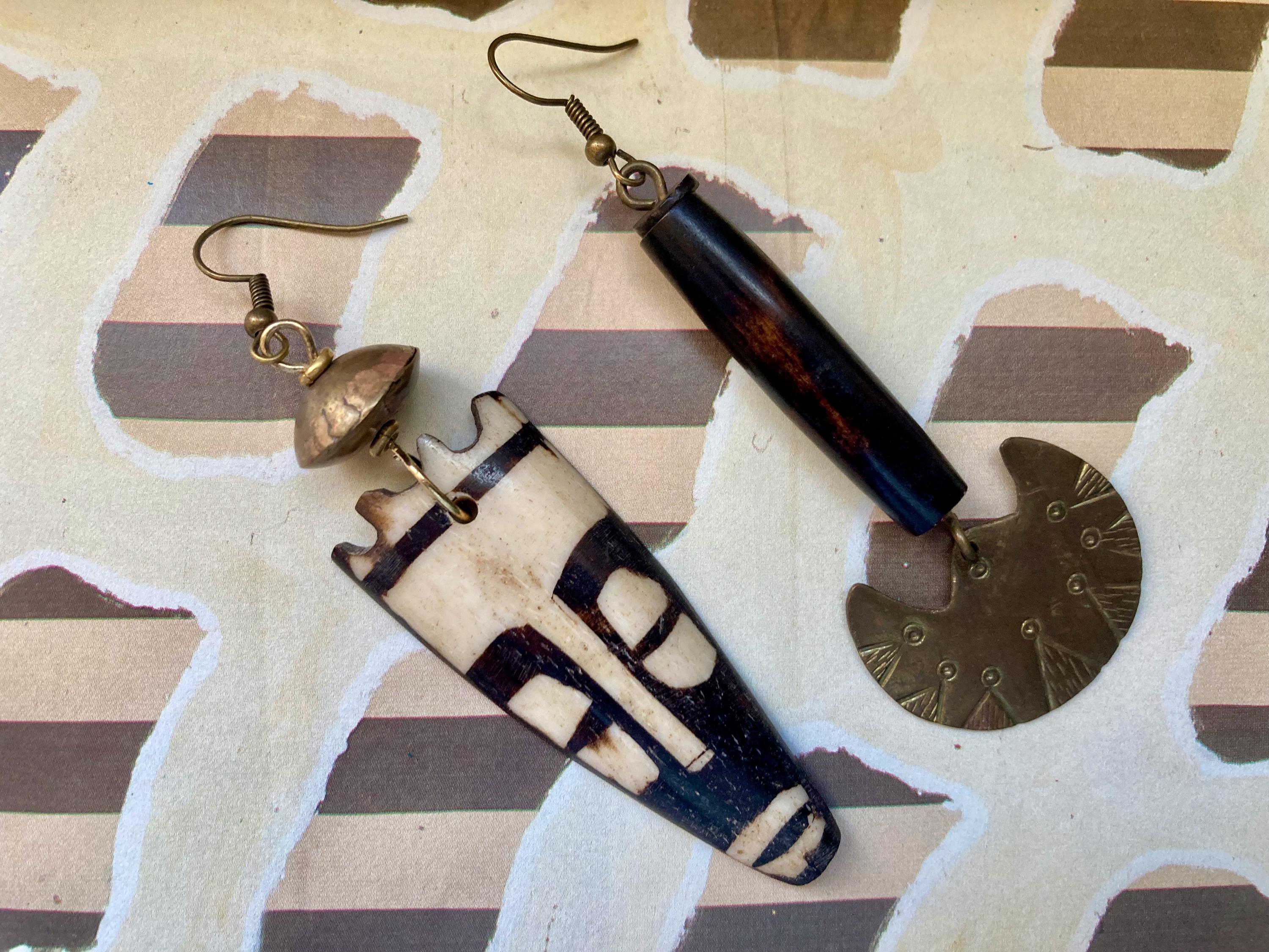 Boucles D'oreilles Ethniques Pendantes Style Baoulé - Bronze Et Pâte De Verre, Dormeuses, Occasion