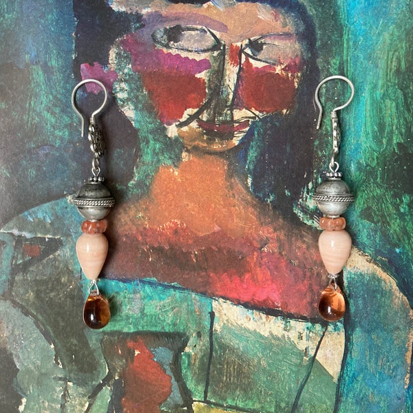 Boucles d'oreilles pêche entre rose et orange clair ethniques tribales faites à la main avec des perles artisanales