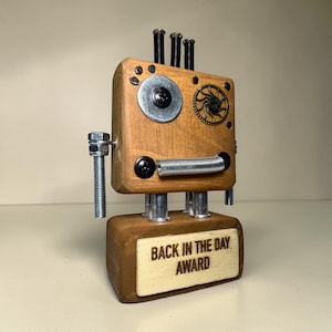 Puede incluir: Un juego de tres tazas de cerámica con un acabado mate moteado. Las tazas son en tonos crema, gris claro y gris oscuro. Cada taza tiene un diseño simple y minimalista y un asa redondeada.