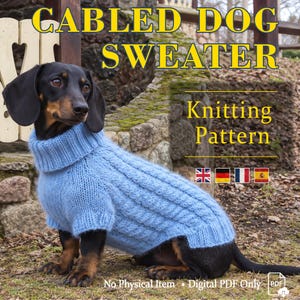 Puede incluir: Un suéter de punto para perro en color azul claro con cuello alto y textura de cable, usado por un perro salchicha negro y fuego. La imagen incluye el texto CABLED DOG SWEATER Knitting Pattern, banderas y No Physical Item Digital PDF Only.