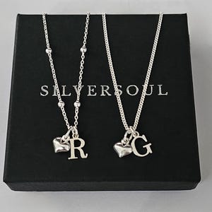Collier initiale en argent sterling, collier à breloques coeur, chaîne satellite, collier personnalisé, collier à breloques, cadeau pour elle, monogramme