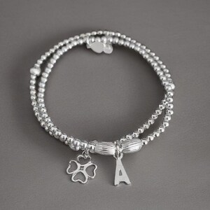 Bracelet initiale en argent sterling, bracelet à breloques superposées, breloque initiale, ensemble de bracelets extensibles à breloques trèfle, bracelet à superposition, 925