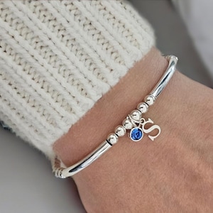 Bracciale con iniziale in argento sterling, bracciale con pietra portafortuna, bracciale in argento, bracciale con iniziale, bracciale elastico, bracciale con perline, bracciale elastico in argento,