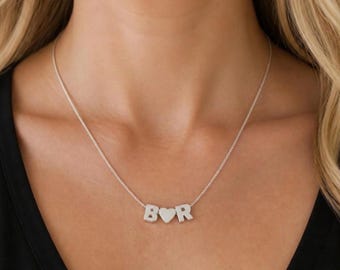 Collar personalizado de plata de ley 925 con dije de inicial y corazón.