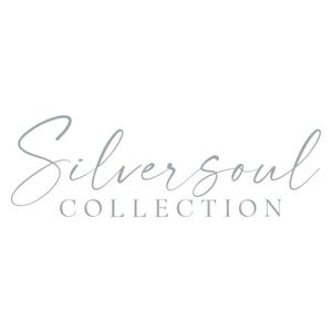 Könnte beinhalten: Die Worte "Silver Soul Collection" werden in einer hellgrauen, eleganten Schriftart angezeigt. Das Wort "Silver" ist kursiv geschrieben, während "Collection" in einer einfachen, serifenlosen Schriftart gehalten ist. Der Hintergrund ist schlicht weiß.