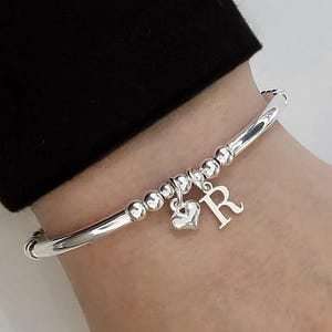 Pulseira de prata esterlina com pingente de coração inicial, pulseira de prata, pulseira inicial, pulseira elástica, pulseira de contas, pulseira elástica de prata,