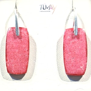 Peut inclure: Deux boucles d'oreilles rectangulaires avec une surface texturée de couleur corail. Chaque boucle d'oreille a un crochet argenté en haut. Les boucles d'oreilles sont présentées sur une surface blanche. La marque "TUMAY Creations" est visible en haut à droite.