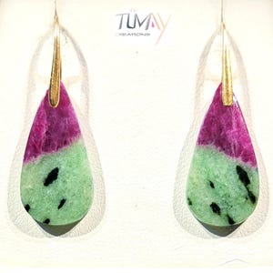 Puede incluir: Un par de pendientes en forma de lágrima. La mitad superior es magenta, pasando a una base verde moteada. Acentos de metal dorado adornan la parte superior. Una joya única.
