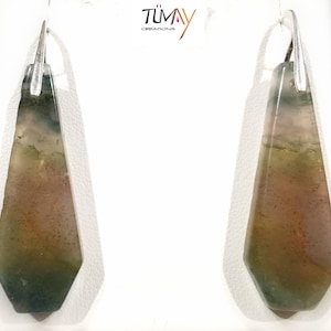 Peut inclure: Une paire de boucles d'oreilles pendantes avec des gouttes de pierre d'agate verte, brune et blanche. Les pierres sont facettées et présentent un motif naturel unique.