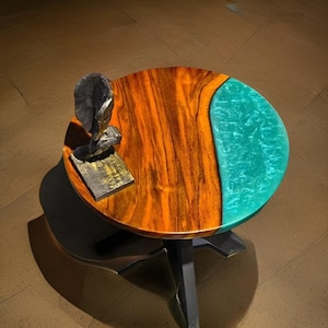 Handgemachter runder Epoxidharz-Kaffeetisch - Live Edge Holz mit Ozeangrünem Harz - Einzigartiges Wohndekor - Moderner Akzenttisch
