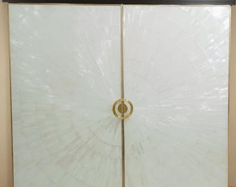 Puertas blancas con diseño de rayos de sol en selenita, interiores modernos para el hogar