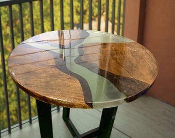 Moderner Nussbaum Beistelltisch | Klares Epoxidharz, Akazienholz