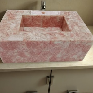 Vintage wastafel rozenkwarts, gootsteen boerderij, aan de muur gemonteerde gootsteen, roze kwarts aanrecht, wastafel in de badkamer, wastafel in wasruimte, badkamerdecoratie