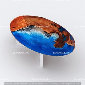 Pode incluir: Mesa de centro oval com tampo de madeira e uma incrusta&ccedil;&atilde;o de resina ep&oacute;xi azul. A resina apresenta um design de ondas com detalhes brancos. A mesa &eacute; suportada por duas pernas brancas.